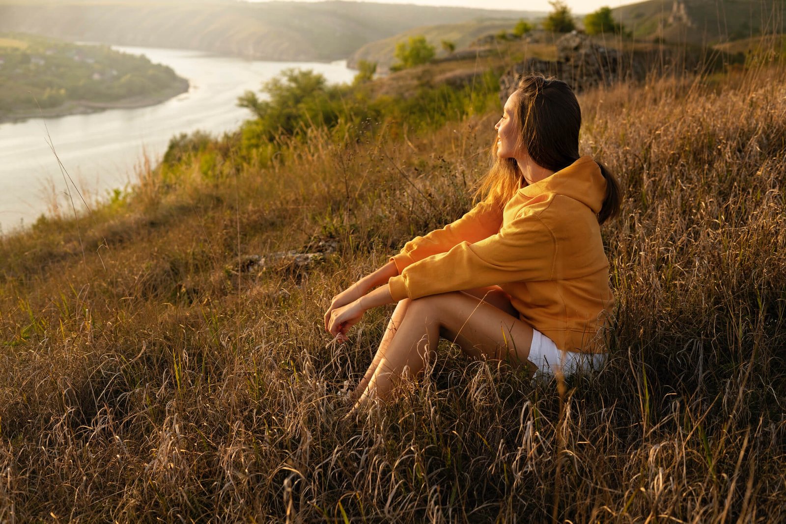 rouw geniet van rust en natuur tijdens zonsondergang bij rivier
