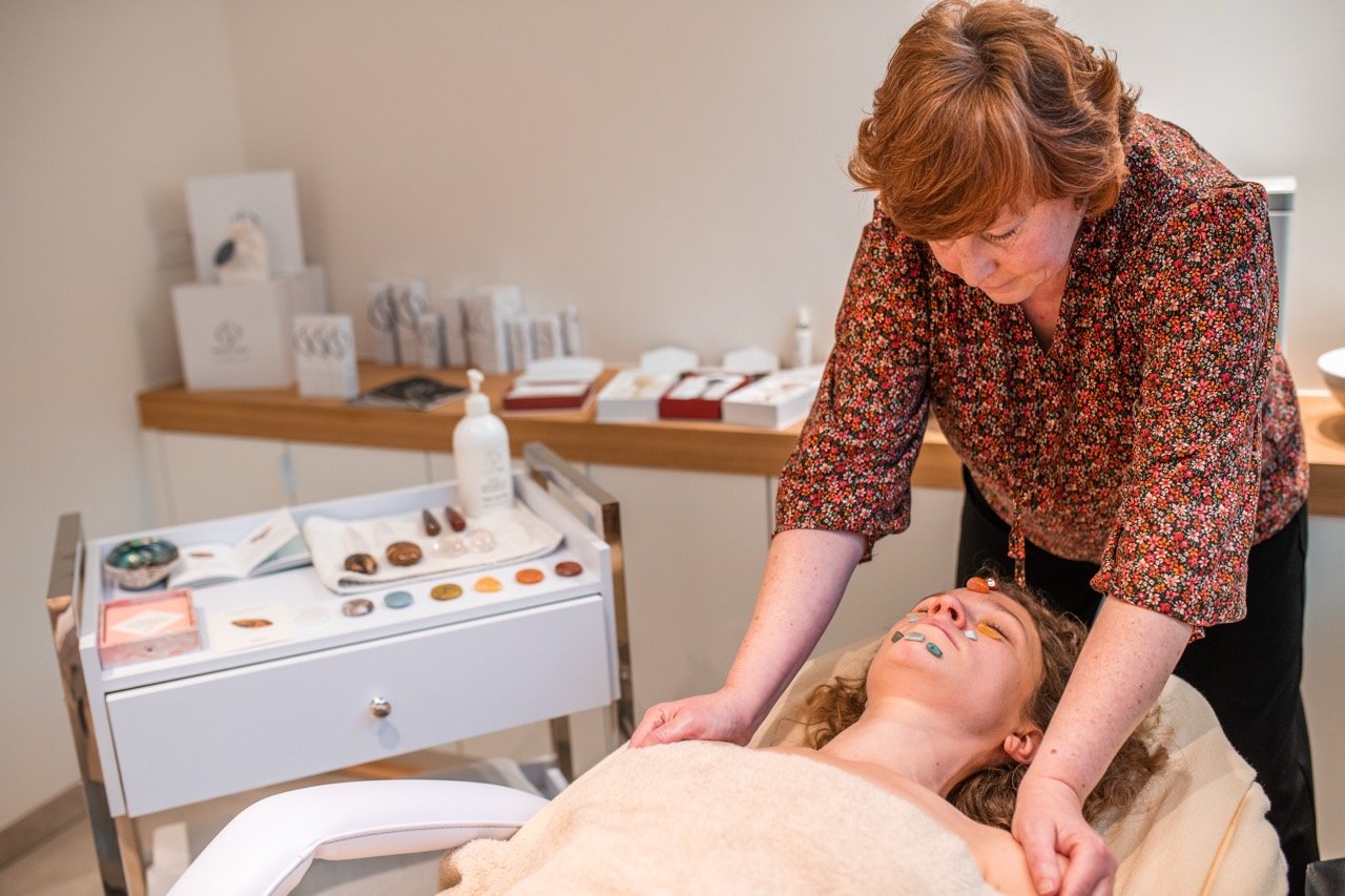 Mariska Curvers aan het werk in haar praktijkruimte met natuurlijke behandelingen