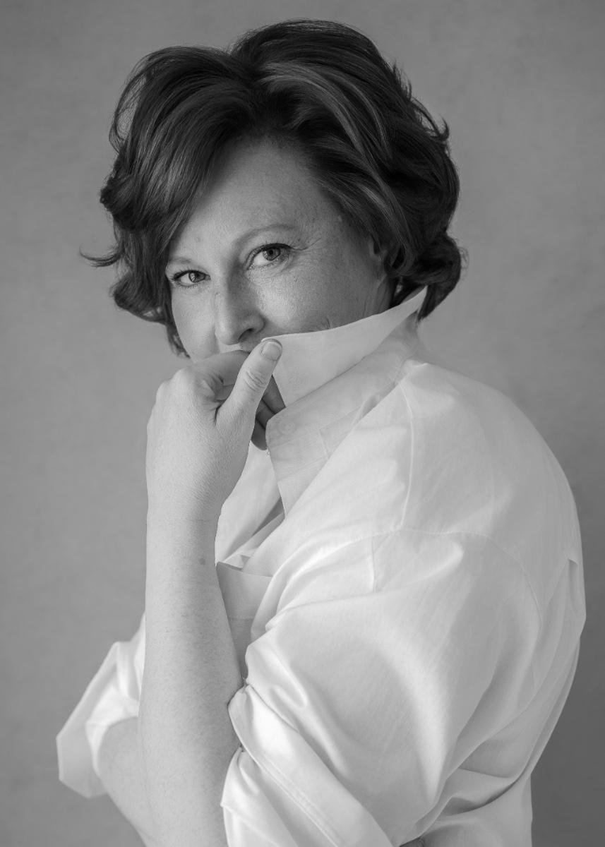 Mariska Curvers portret zwart-wit, natuurlijke balans en persoonlijke aanpak